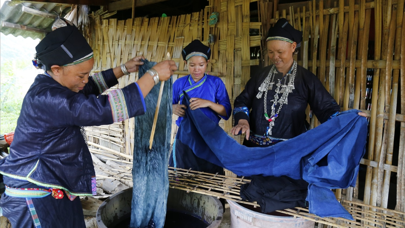 Vẽ sáp ong và nhuộm chàm (6)